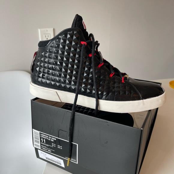 Size 11 LeBron lifestyle sneaker - Picture 1 of 3